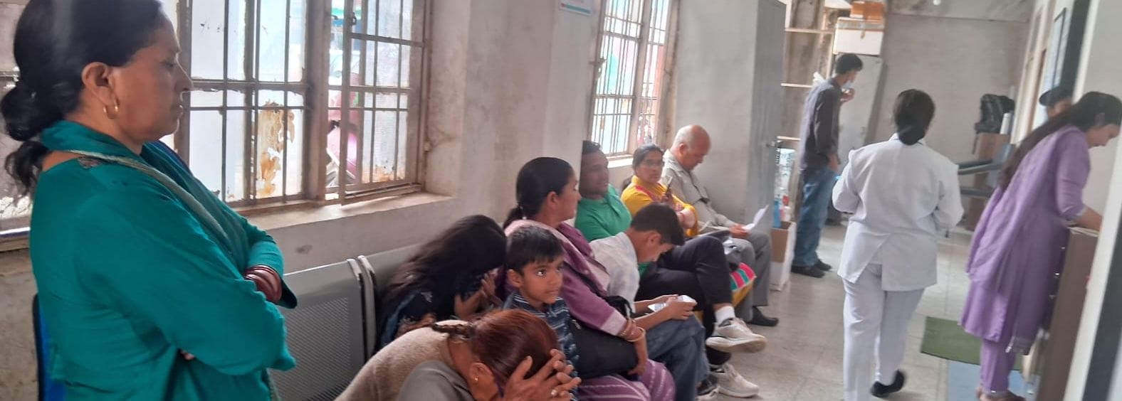 नागरिक अस्पताल जोगिंद्रनगर के आपातकालीन वार्ड में उपचार के लिए एक बैड में दाखिल दो-दो मरीज। स्र