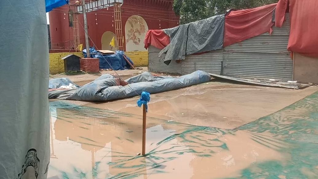 नाहन के चौगान मैदान में आगमन जोड़ मेला क्षेत्र में बारिश के कारण घुसा पानी। संवाद