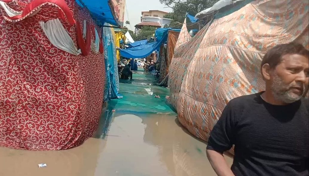 नाहन के चौगान मैदान में आगमन जोड़ मेला क्षेत्र में बारिश के कारण घुसा पानी। संवाद