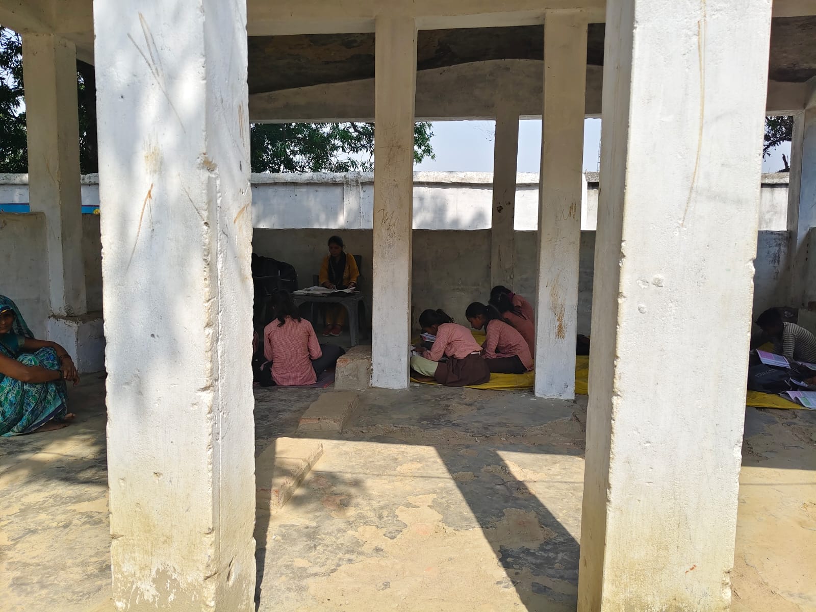 नेवादा ब्लाक के कंपोजिट विद्यालय जवई में फैली गंदगी और कूड़े का ढेर। संवाद
