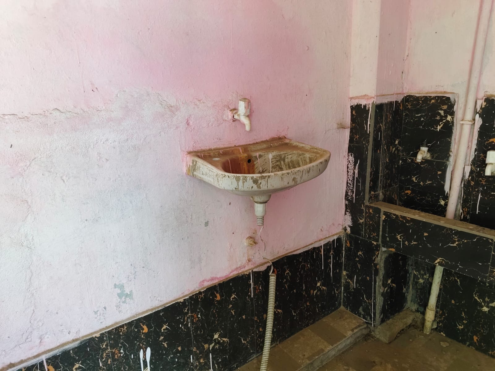 नेवादा ब्लाक के कंपोजिट विद्यालय जवई में फैली गंदगी और कूड़े का ढेर। संवाद