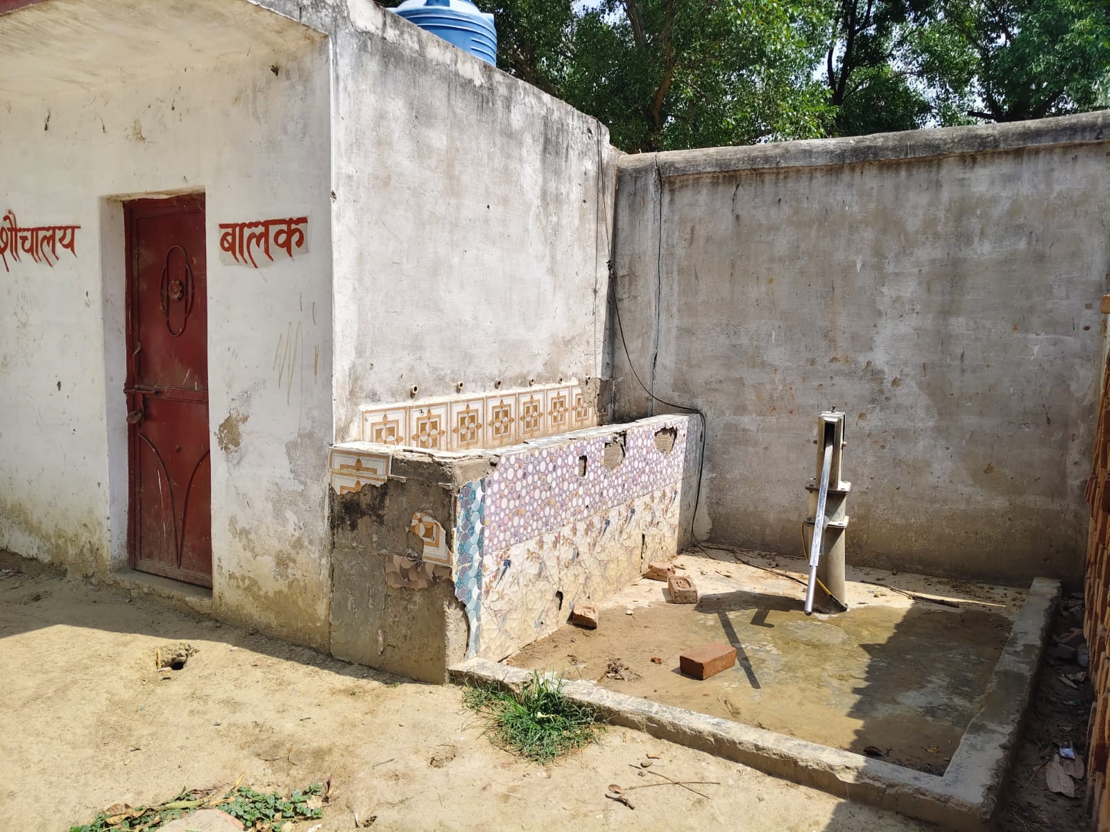 नेवादा ब्लाक के कंपोजिट विद्यालय जवई में फैली गंदगी और कूड़े का ढेर। संवाद
