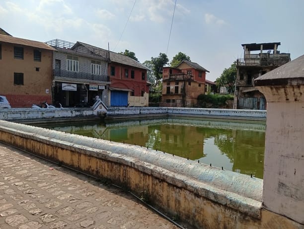 परागपुर बाजार में स्थित तालाब अपनी दुर्दशा को लेकर रोता हुआ। परागपुर बाजार में स्थित तालाब अपनी दुर्दशा को लेकर रोता हुआ।