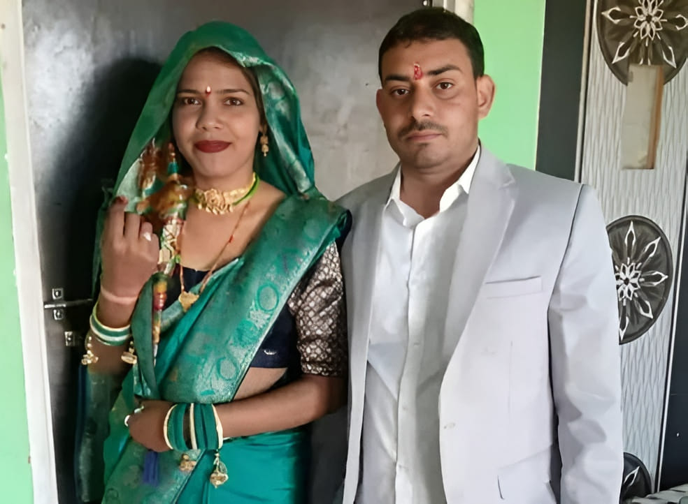 प्रमिला और साथ में पति धर्मेंद्र की फाइल फोटो।