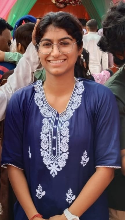 रणदेवा गांव में महिला टी 20 विश्व कप में नंदनी शर्मा के चयन पर मिठाई खिलाते ग्रामीण। स्रोत- ग्र