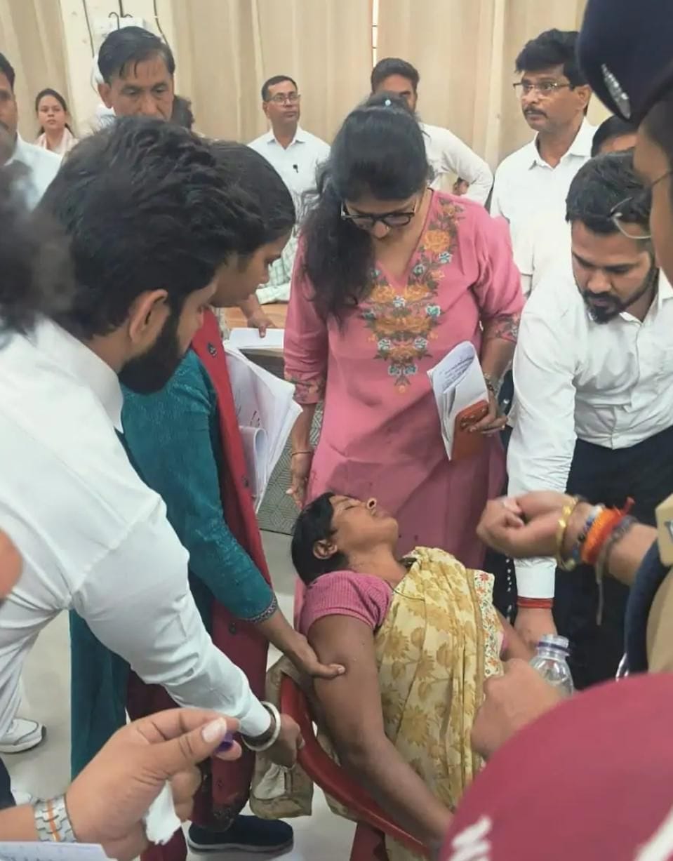 समाधान दिवस में डीएम के सामने बेहोश हुई महिला। अस्पताल में भर्ती। अन्य तहसीलों में भी हुई सुनवा