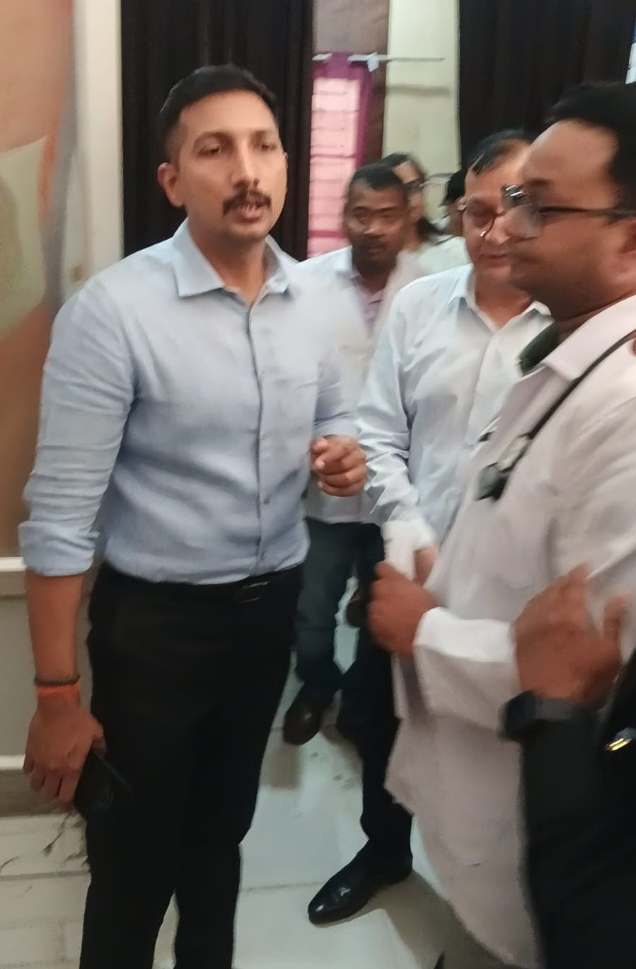 समाधान दिवस में डीएम के सामने बेहोश हुई महिला। अस्पताल में भर्ती। अन्य तहसीलों में भी हुई सुनवा