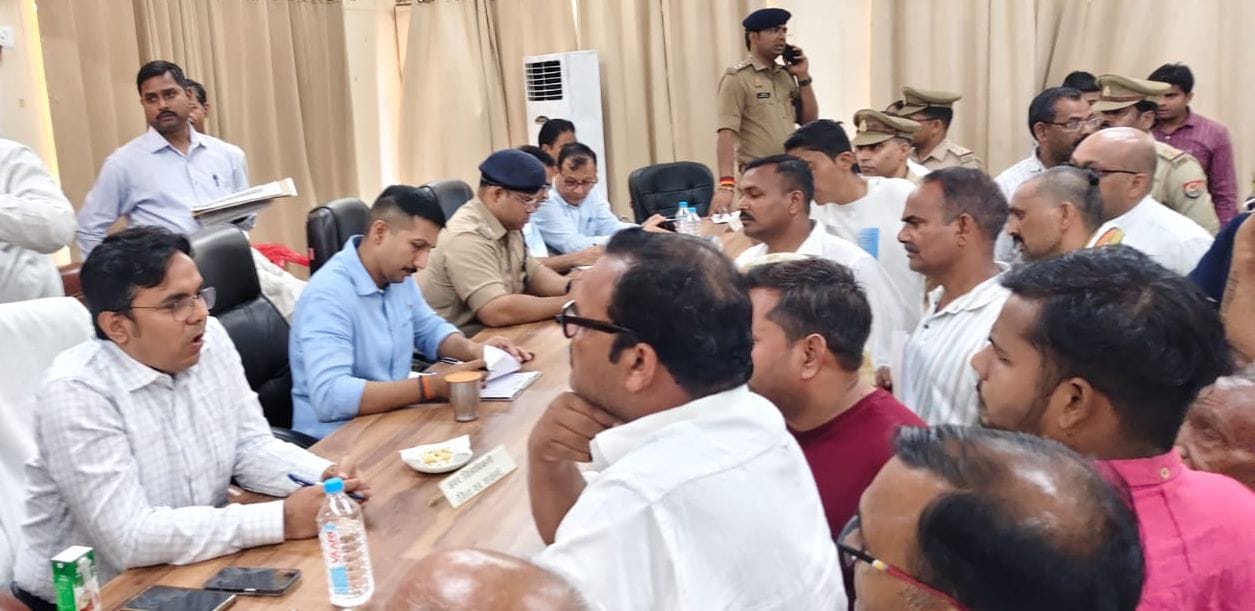 समाधान दिवस में डीएम के सामने बेहोश हुई महिला। अस्पताल में भर्ती। अन्य तहसीलों में भी हुई सुनवा