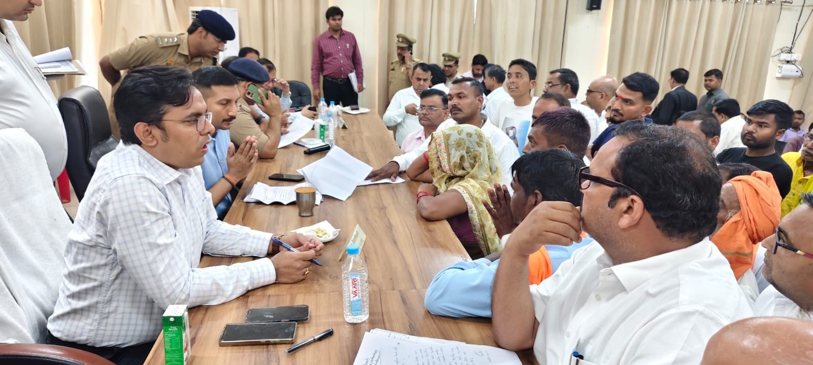 समाधान दिवस में डीएम के सामने बेहोश हुई महिला। अस्पताल में भर्ती। अन्य तहसीलों में भी हुई सुनवा