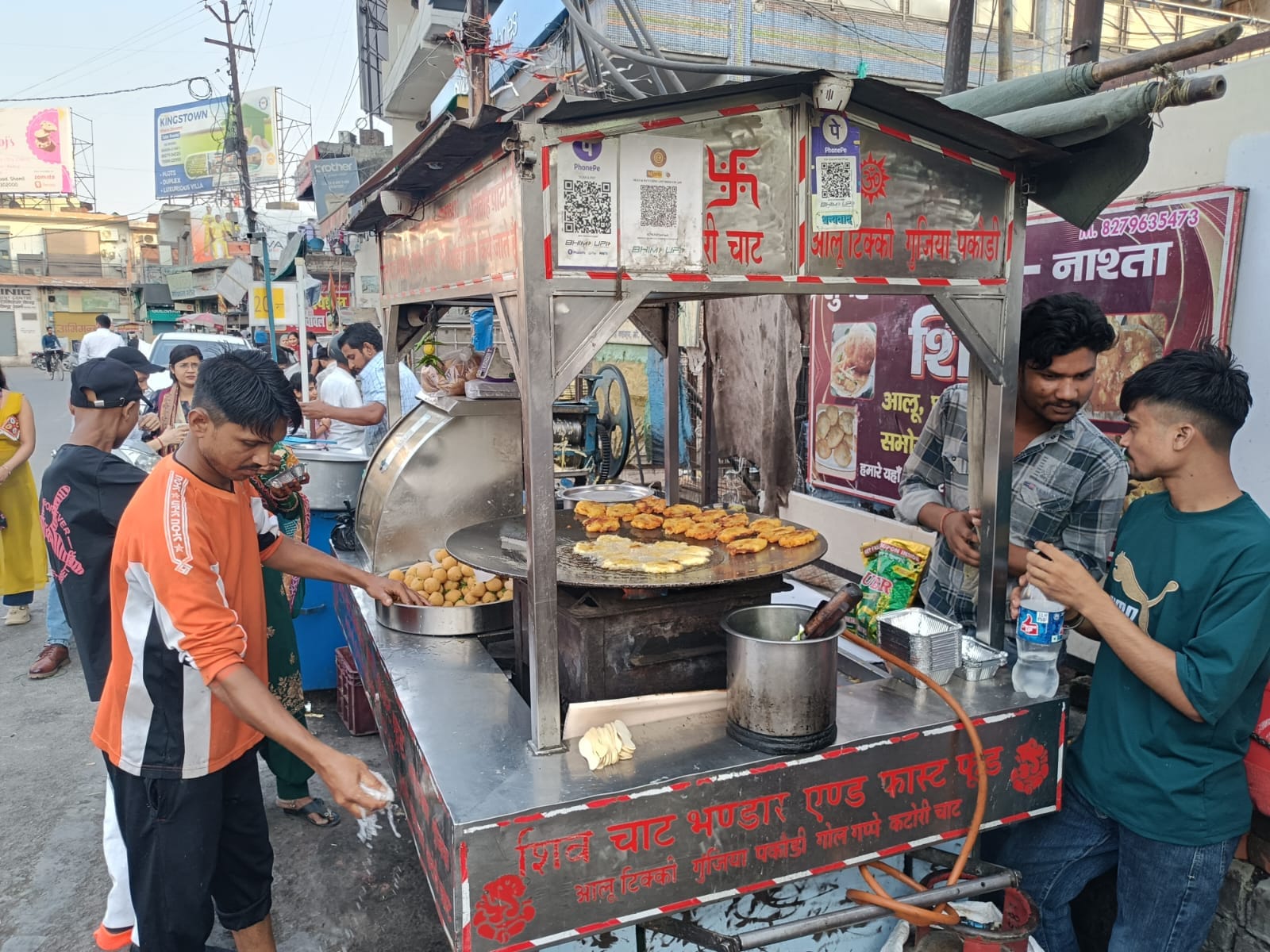 शहर के मुख्य मार्ग पर नाले के पुल के निकट कोयले की भट्ठी पर मिठाई बनाते हुए। संवाद