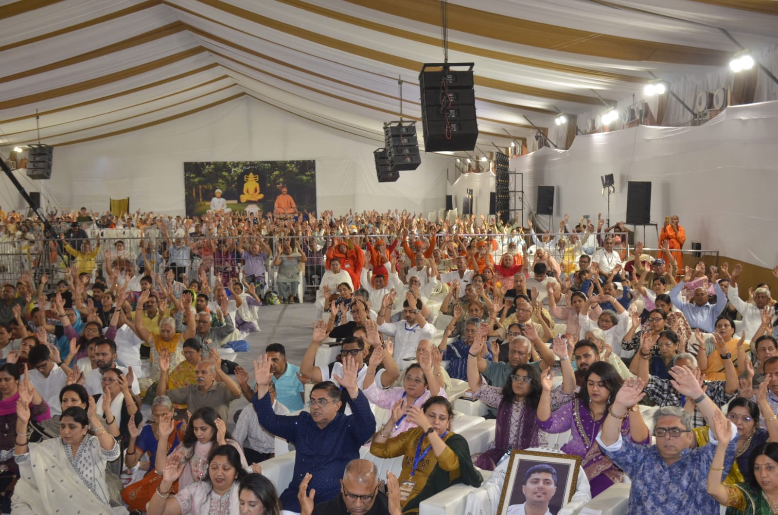 शुकतीर्थ में कथा सुनाते मोरारी बापू
