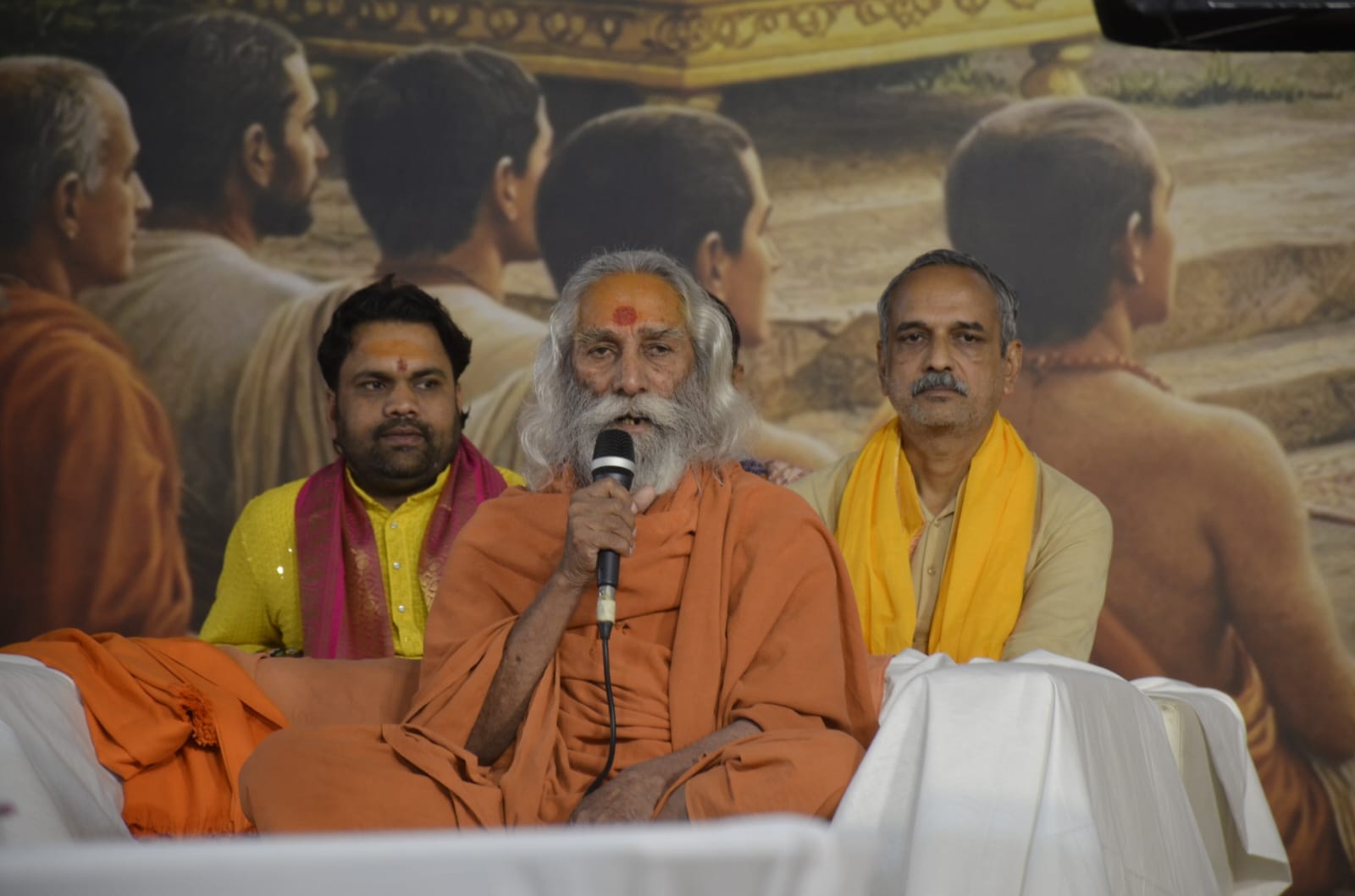 शुकतीर्थ में कथा सुनाते मोरारी बापू