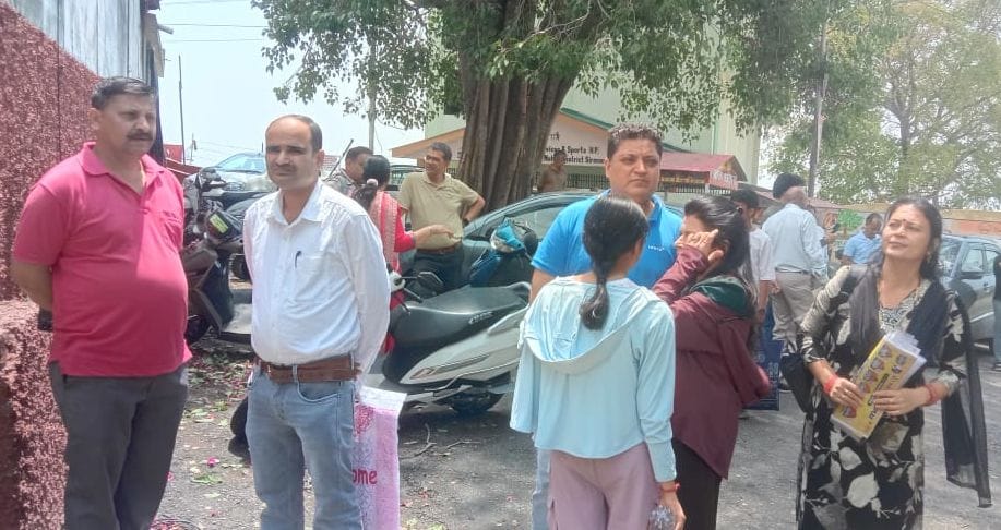 शमशेर स्कूल नाहन परीक्षा केंद्र के गेट पर नीट परीक्षा के अभ्यर्थी की जांच करते पुलिस कर्मी। संव
