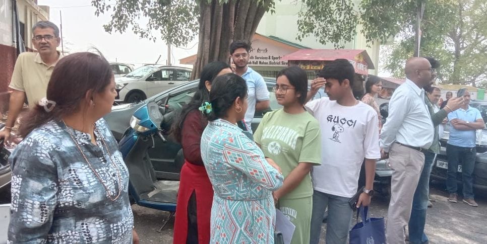 शमशेर स्कूल नाहन परीक्षा केंद्र के गेट पर नीट परीक्षा के अभ्यर्थी की जांच करते पुलिस कर्मी। संव