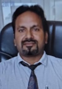 शनिवार रात को आगरा नहर में डूबे डॉ. सचिन का तलाशते एसडीआरएफ की टीम। संवाद