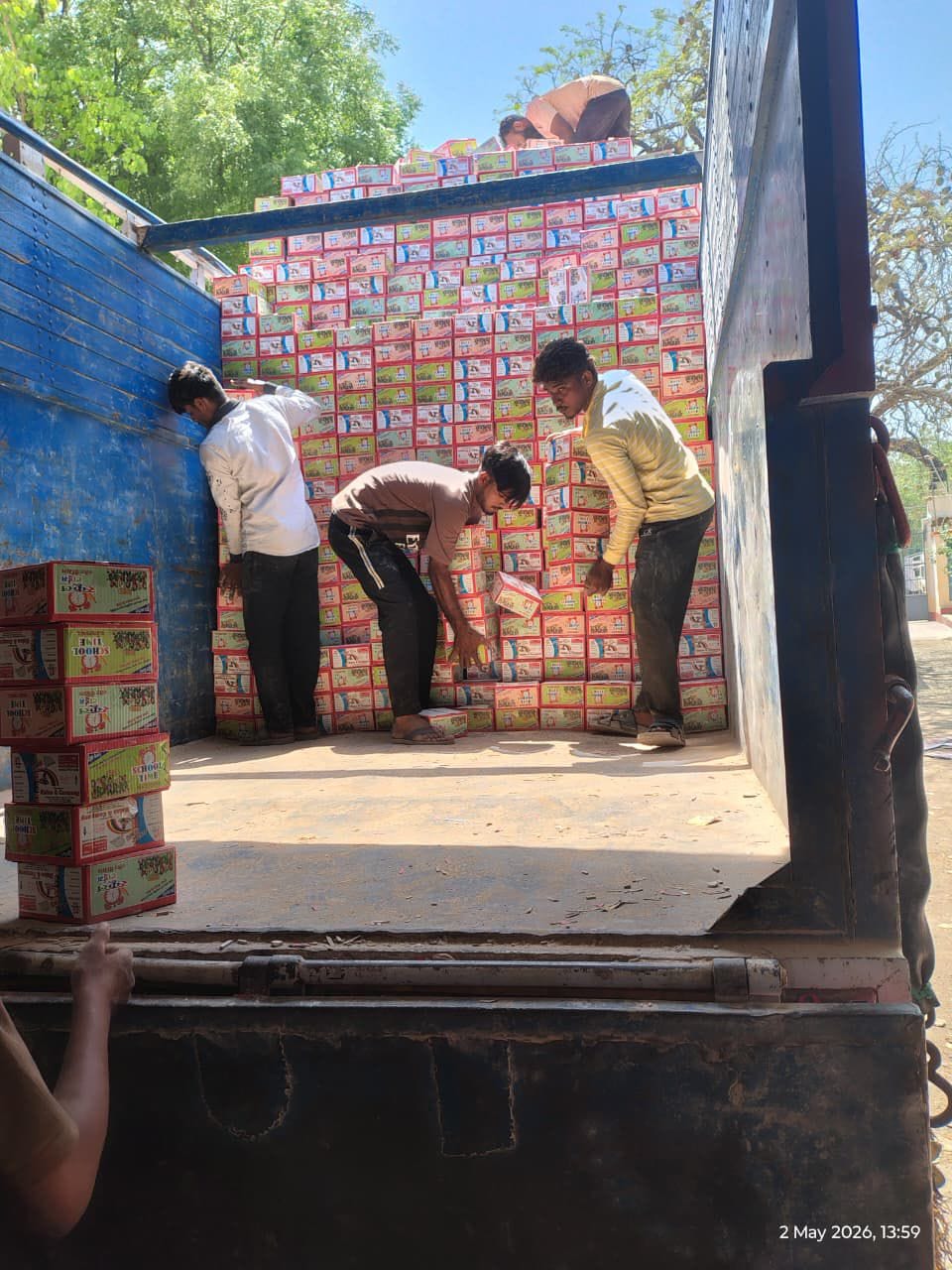 ट्रक से जब्त किया भारी मात्रा में डोडाचूरा  