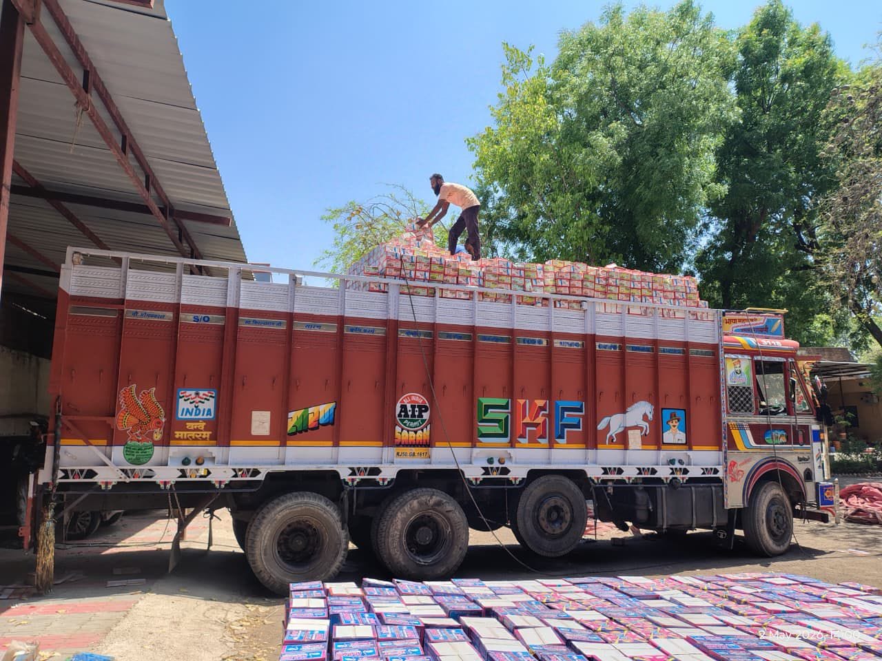 ट्रक से जब्त किया भारी मात्रा में डोडाचूरा  