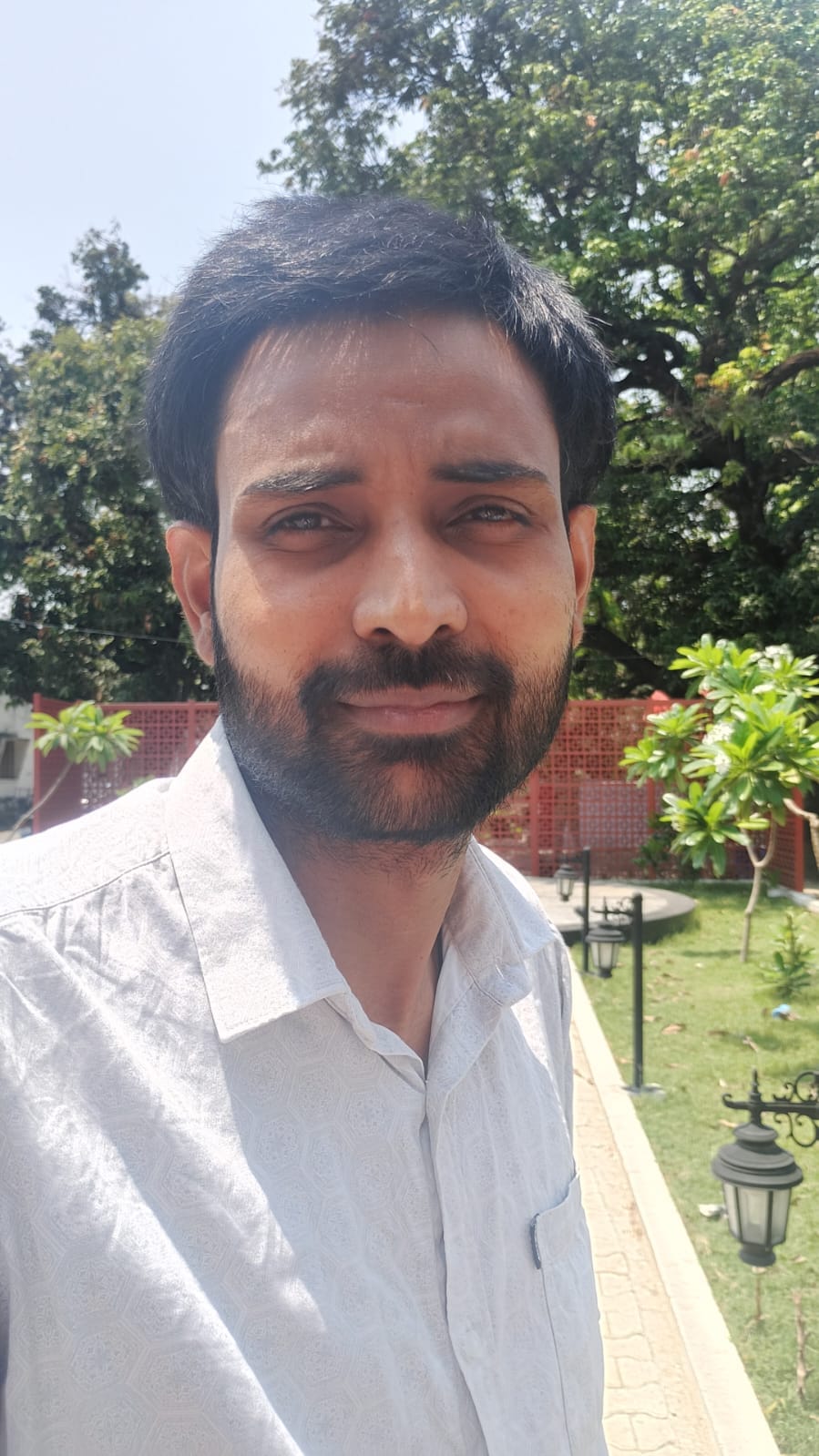 उपाधि कॉलेज से परीक्षा देकर बाहर आते अभ्यर्थी। संवाद
