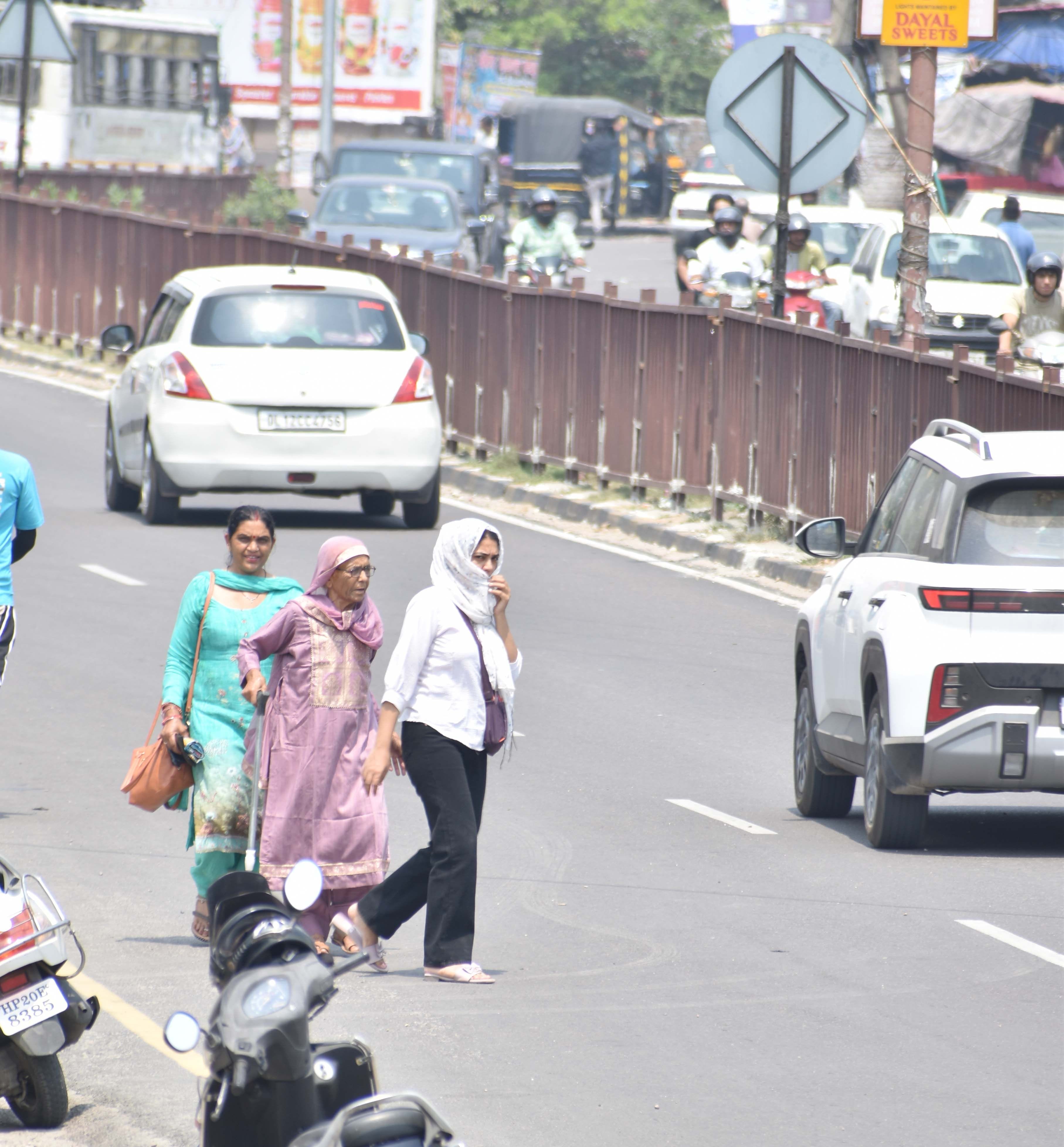ऊना में भयंकर गर्मी के बचने के लिए मुंह ढक कर जाती युवती। ऊना में भयंकर गर्मी के बचने के लिए मुंह ढक कर जाती युवती।