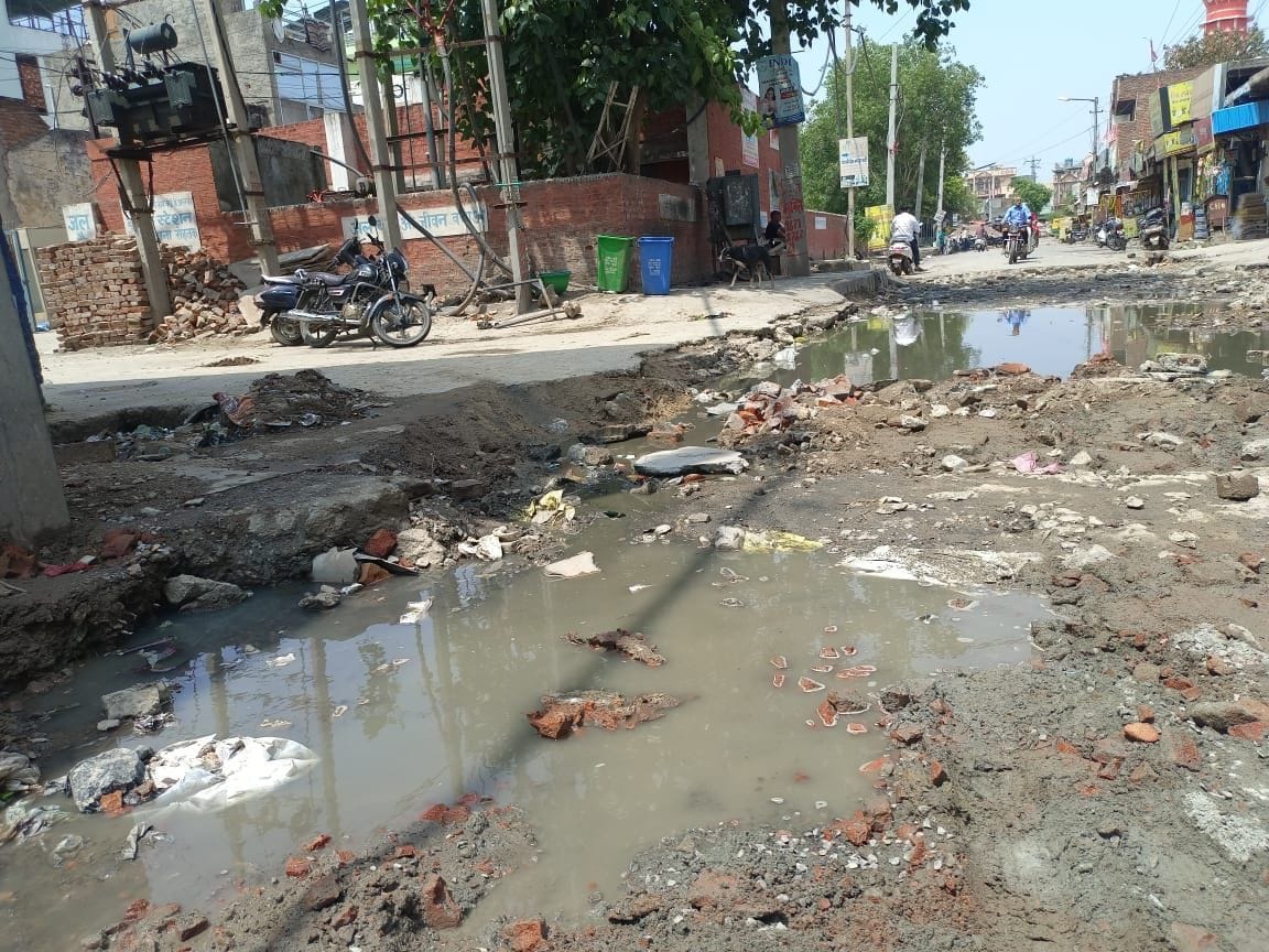 04-डेयरी मोहल्ला में सड़क पर डिब्बे-बाल्टी पटककर रोष प्रदर्शन करती महिलाएं व अन्य । संवाद