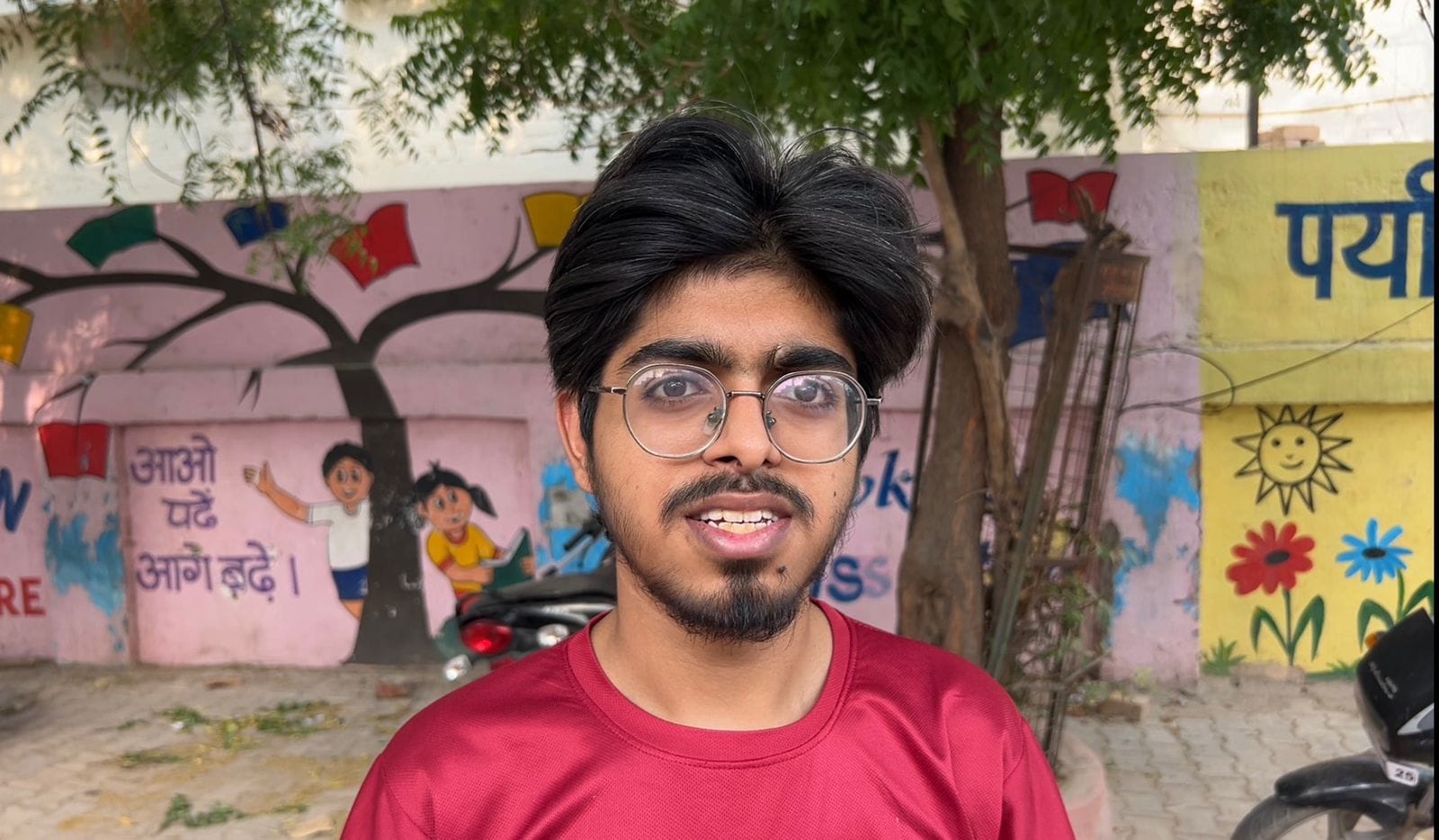 25-रोहतक के पंडित नेकीराम शर्मा राजकीय महाविद्यालय में नीट परीक्षा केंद्र पर परीक्षा देकर लौटते