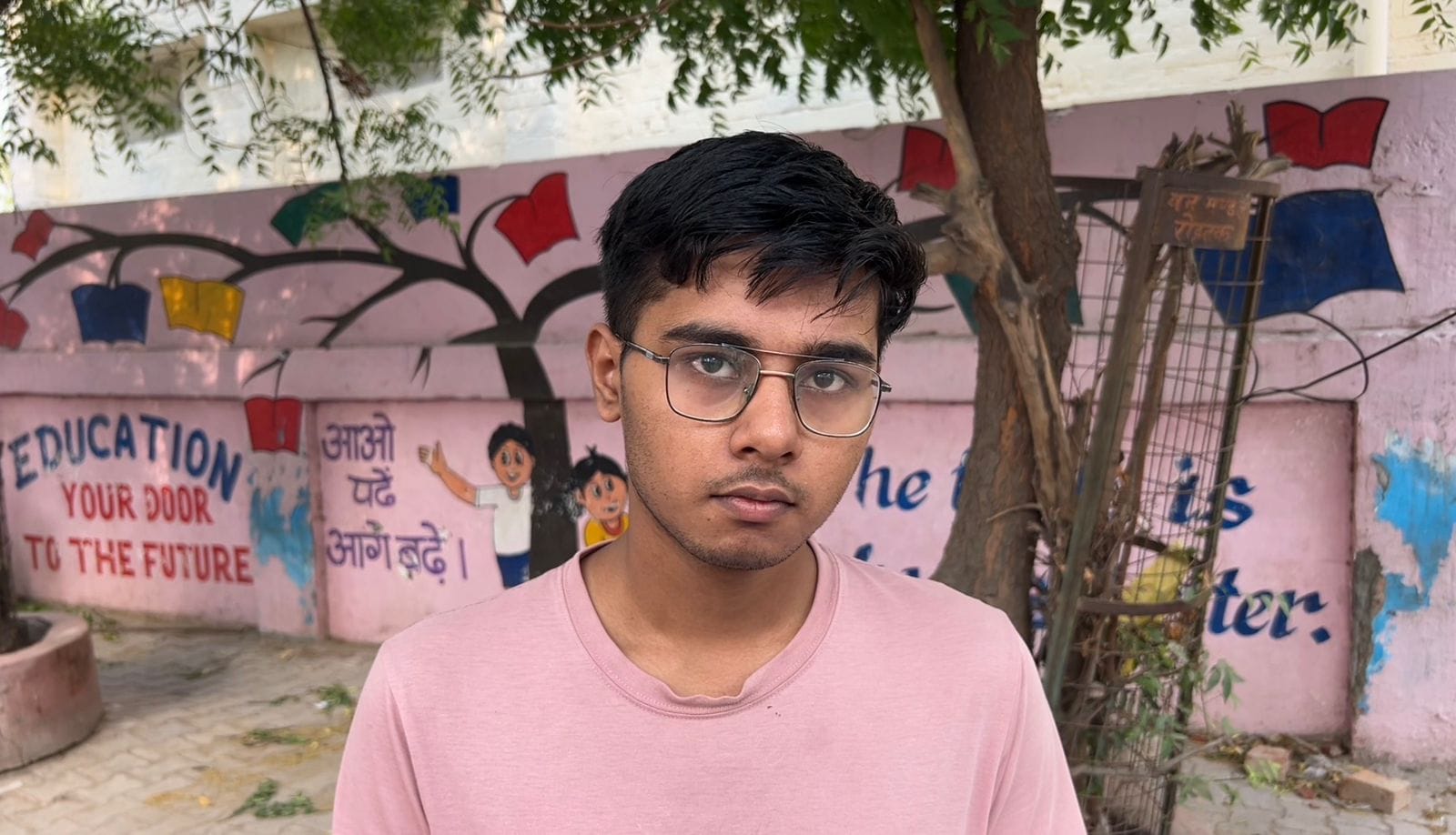 25-रोहतक के पंडित नेकीराम शर्मा राजकीय महाविद्यालय में नीट परीक्षा केंद्र पर परीक्षा देकर लौटते