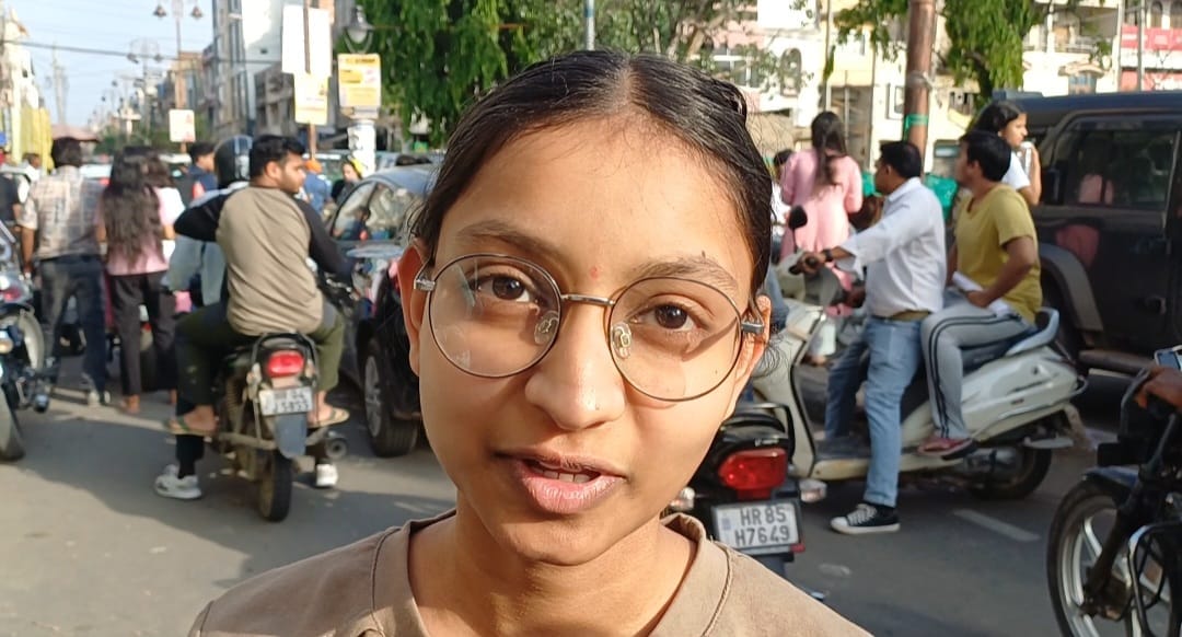अंबाला छावनी में नीट-यूजी की परीक्षा के लिए परीक्षा केंद्र के बाहर खडे़ परीक्षार्थी। संवाद