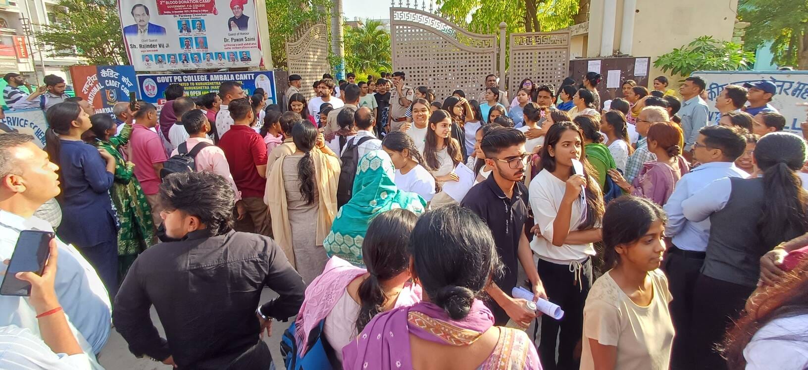 अंबाला छावनी में नीट-यूजी की परीक्षा के लिए परीक्षा केंद्र के बाहर खडे़ परीक्षार्थी। संवाद