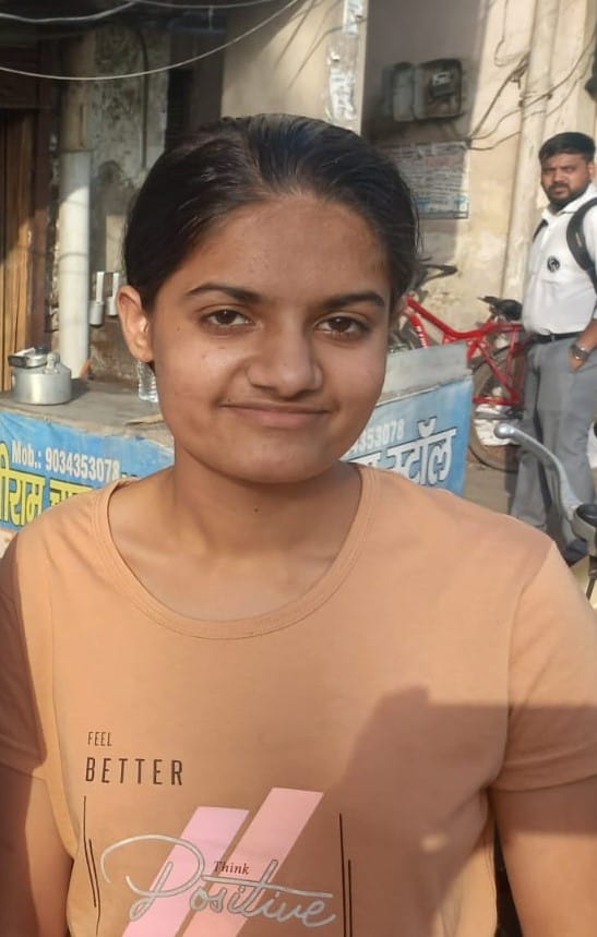 अंबाला छावनी में नीट-यूजी की परीक्षा के लिए परीक्षा केंद्र के बाहर खडे़ परीक्षार्थी। संवाद