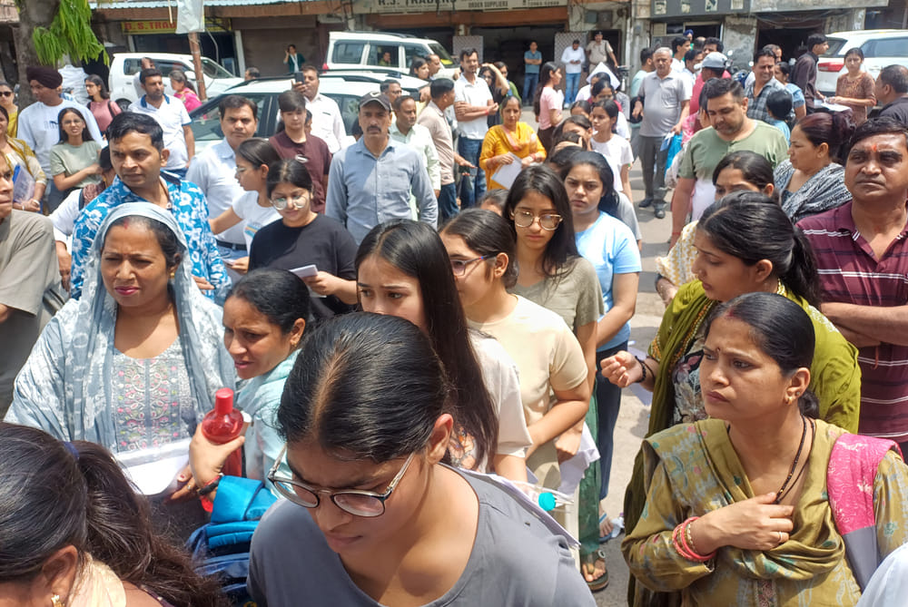 अंबाला छावनी में नीट-यूजी की परीक्षा के लिए परीक्षा केंद्र के बाहर खडे़ परीक्षार्थी। संवाद