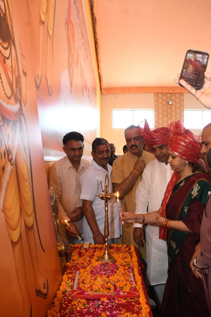 बाबैन। भगवान परशुराम जन्मोत्सव समारोह के दौरान  राज्य बाल कल्याण परिषद उपाध्यक्षा सुमन सैनी व आ