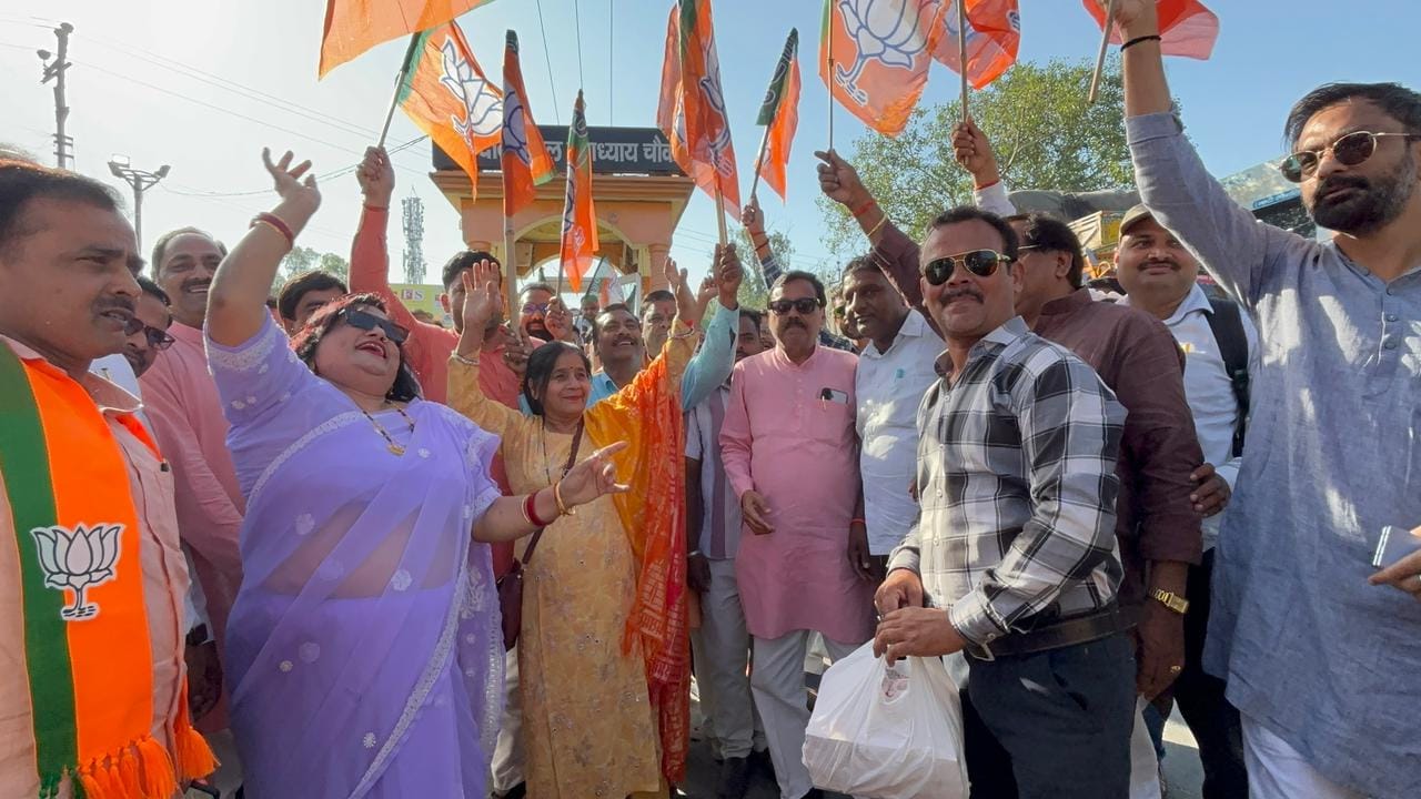 भाजपा की जीत पर मिठाई खिलाती पालिकाध्यक्ष सुधा गुप्ता व प्रतिनिधि पंकज गुप्ता। स्रोत स्वयं