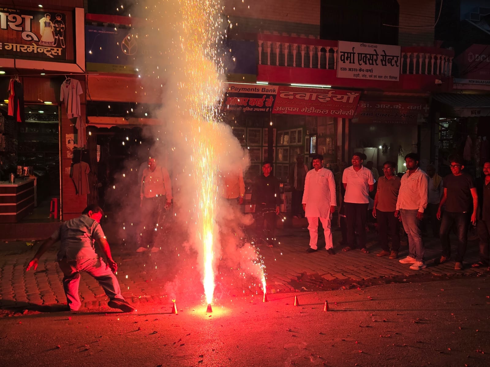 भाजपा की जीत पर मिठाई खिलाती पालिकाध्यक्ष सुधा गुप्ता व प्रतिनिधि पंकज गुप्ता। स्रोत स्वयं