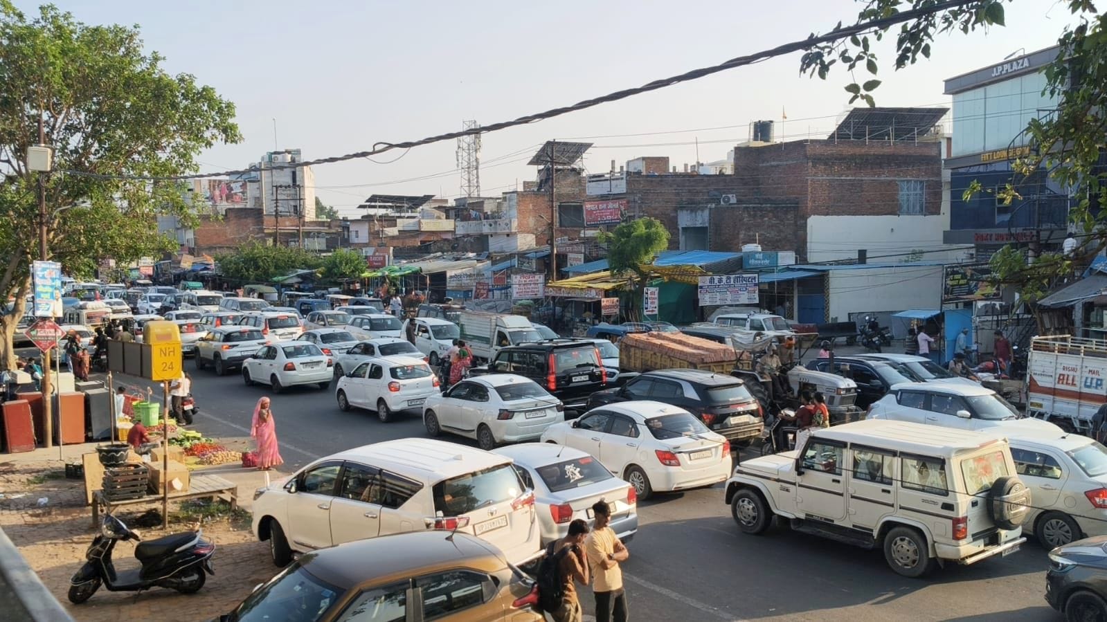 बीकेटी में लगा जाम।
