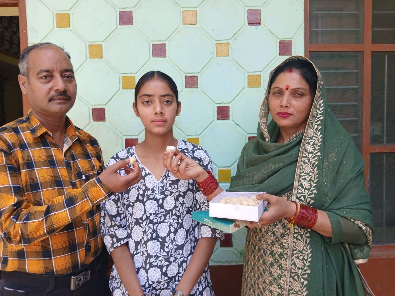 बोर्ड की मेरिट सूची में कला संकाय में दसवां स्थान हासिल करने वाली राजकीय वरिष्ठ माध्यमिक पाठशाल