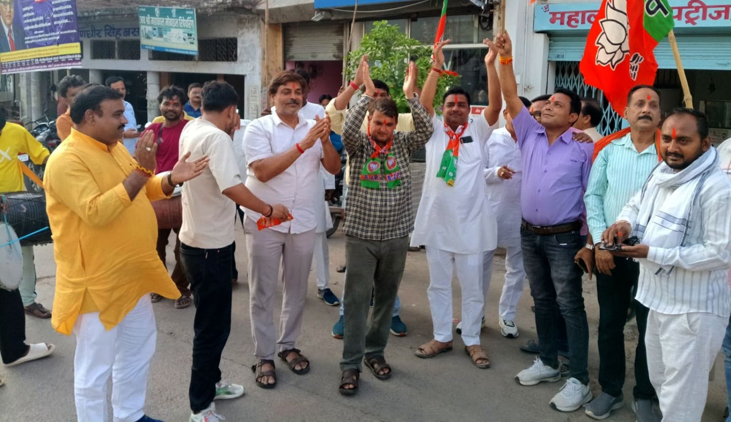 फोटो 04 एमएएचपी 08 परिचय-भाजपा कार्यालय में आतिशबाजी छुटाकर जीत का जश्न मनाते जिलाध्यक्ष और पदा