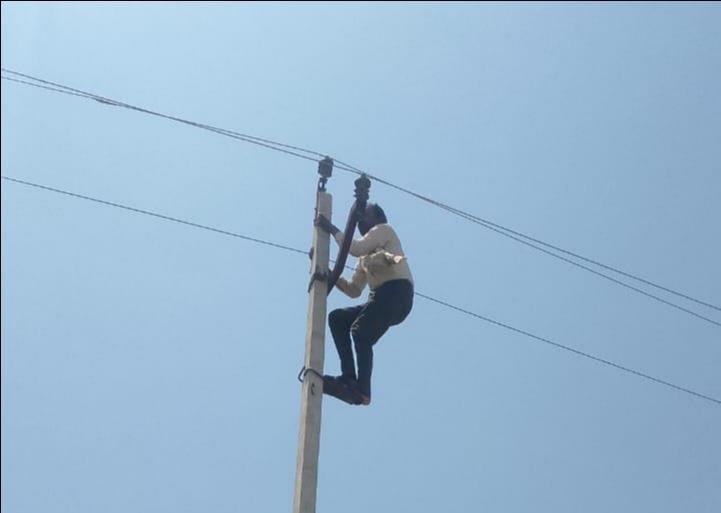 फोटो-11 भटासा के पास पेड़ गिरने से क्षतिग्रस्त लाइन ठीक करते बिजली कर्मचारी। स्रोत: कर्मचारी