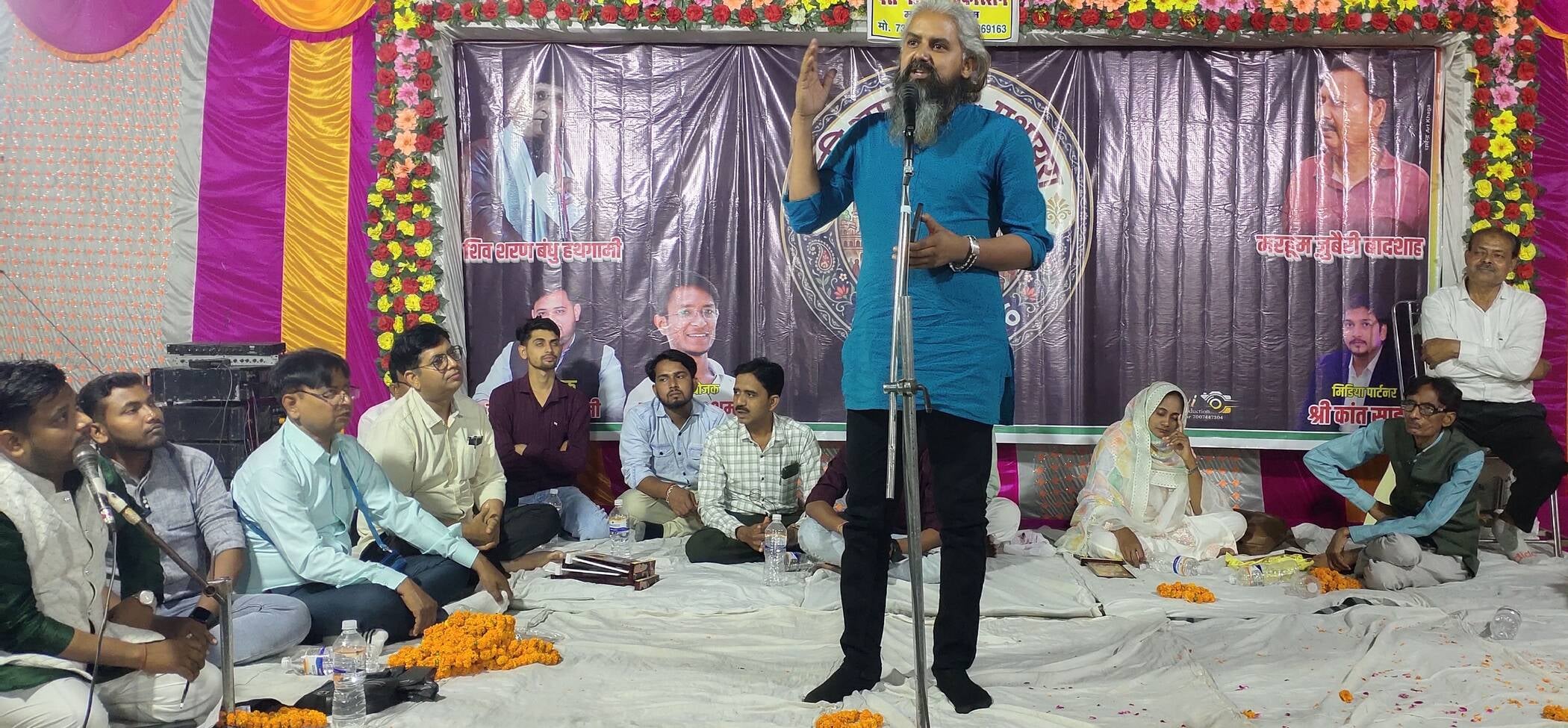 फोटो-20-कवि सम्मेलन में अपनी कविता पढ़ते कवि। संवाद फोटो-20-कवि सम्मेलन में अपनी कविता पढ़ते कवि। संवाद