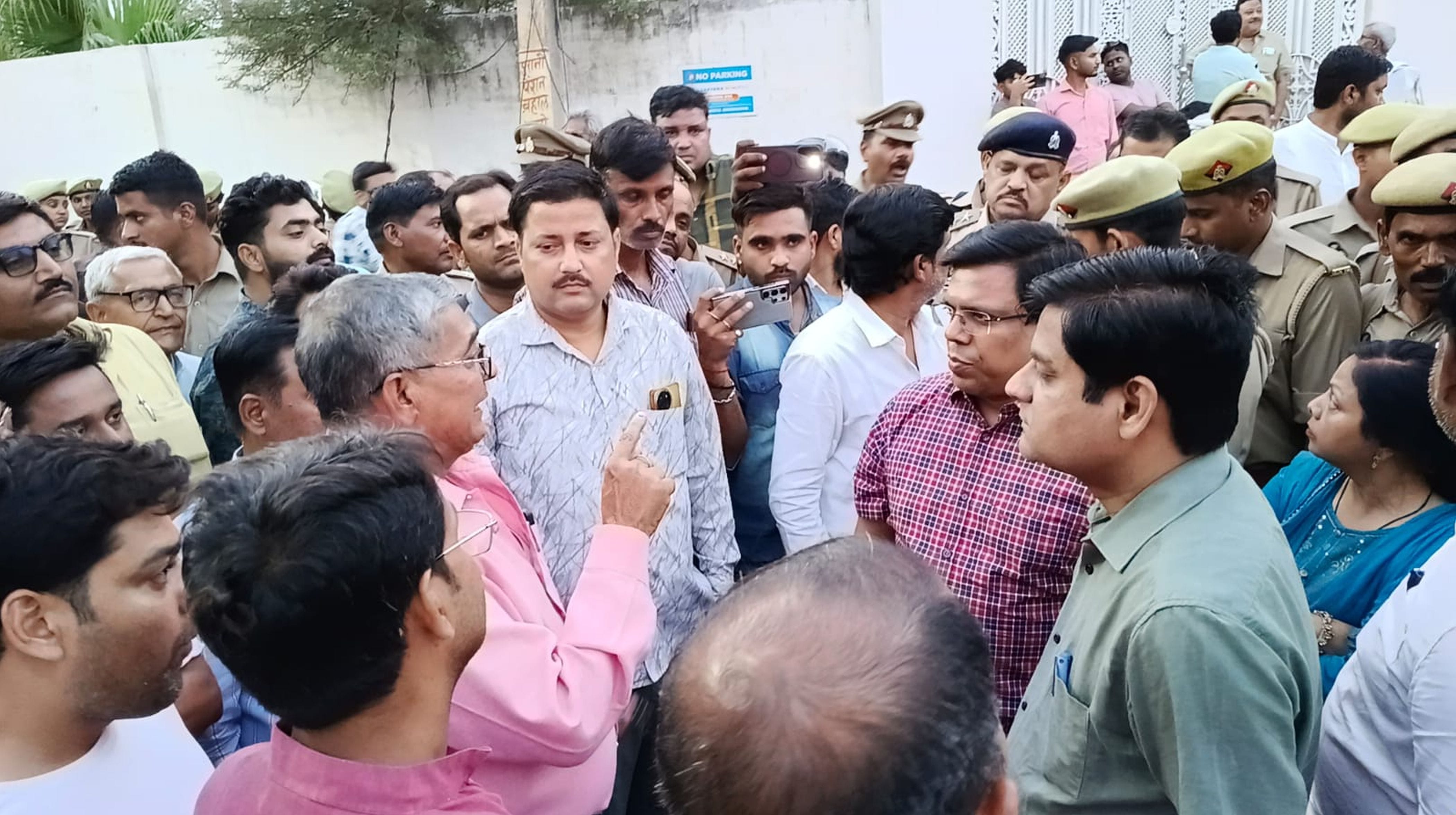 फोटो-31-एडीएम से नोक-झोक करते जिला बार एसो. अध्यक्ष बाबू सिंह यादव व अन्य अधिवक्ता। संवाद
