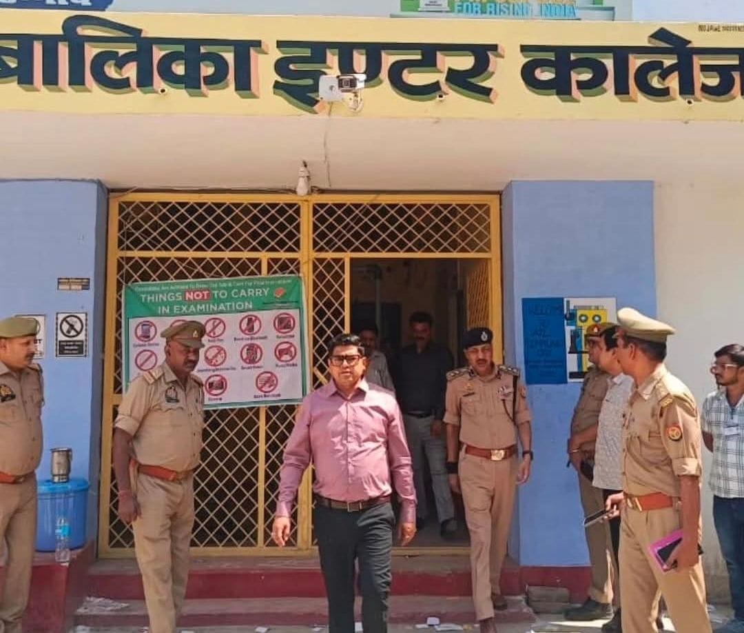 फोटो-35-अटल बिहारी इंटर कॉलेज में परीक्षा देने से पहले होती छात्रों की तलाशी। संवाद