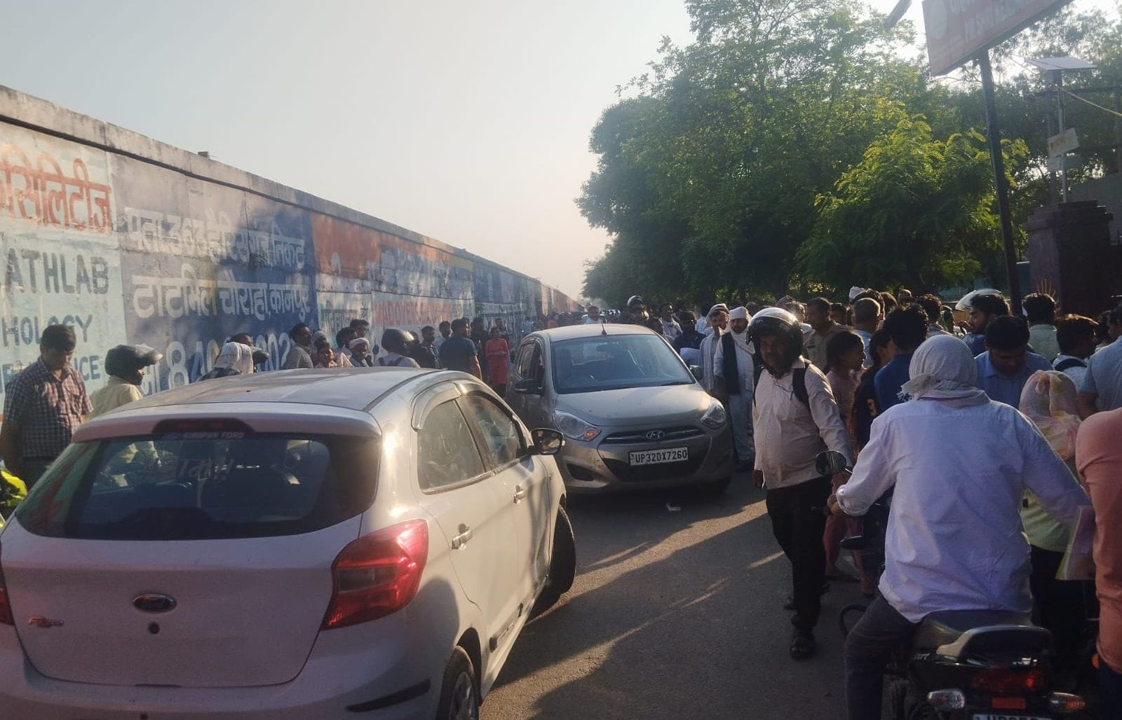 फोटो-35-अटल बिहारी इंटर कॉलेज में परीक्षा देने से पहले होती छात्रों की तलाशी। संवाद