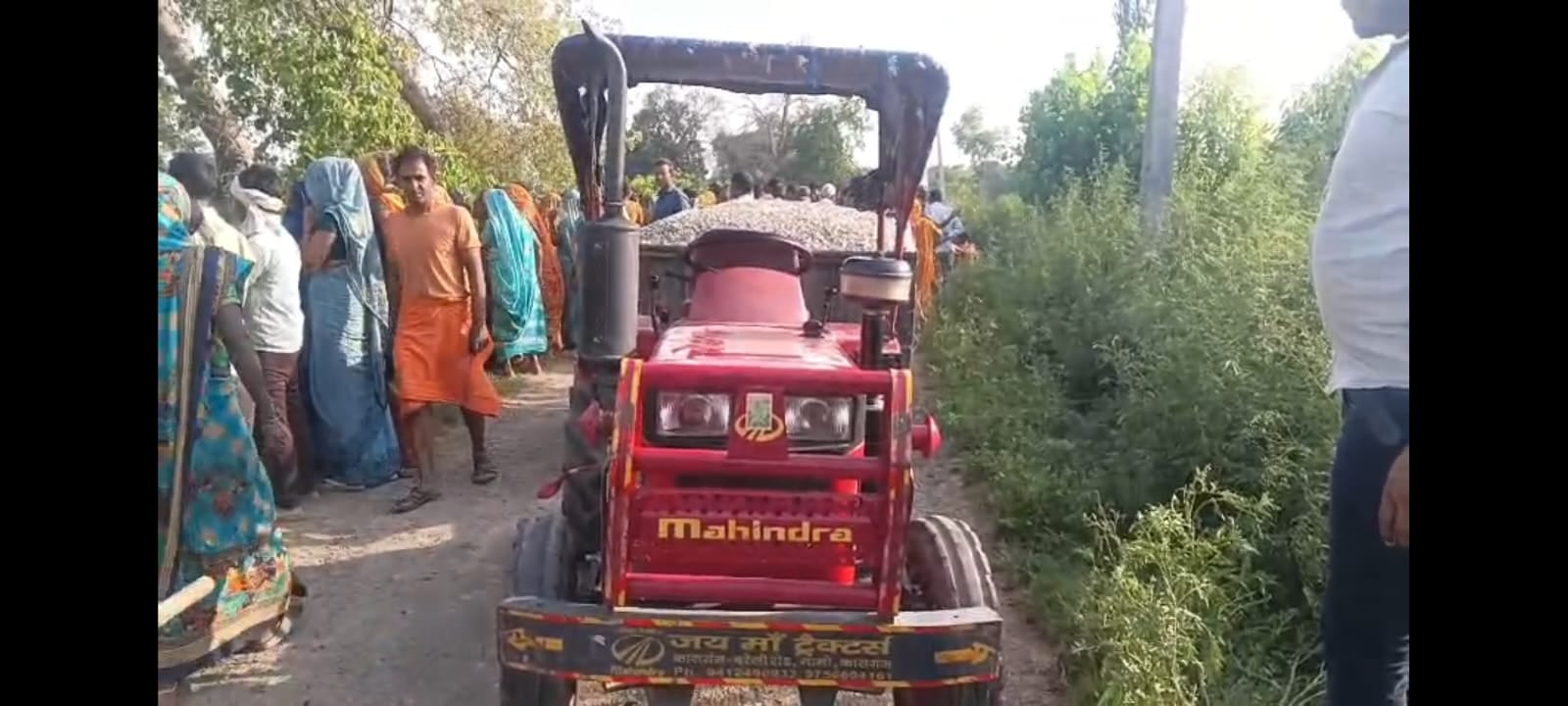 फोटो 39 - थाना ढोलना क्षेत्र में रहमतपुर माफी-सेवर के बीच ट्रैक्टर ट्रॉली से कुचलकर बालक की मौत फोटो 39 - थाना ढोलना क्षेत्र में रहमतपुर माफी-सेवर के बीच ट्रैक्टर ट्रॉली से कुचलकर बालक की मौत