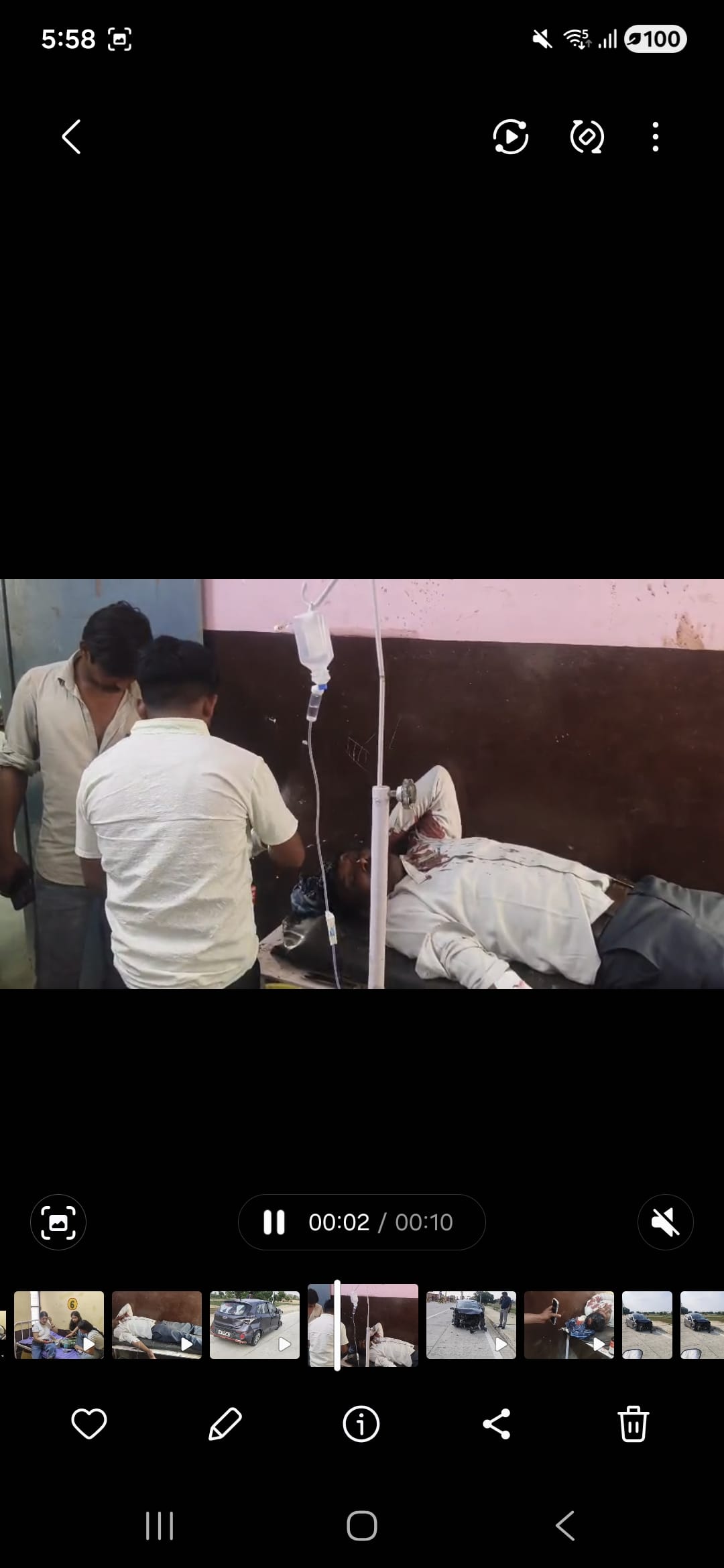 गंगा एक्सप्रेस-वे पर डहरपुर टोल प्लाजा के पास हुए हादसे में क्षतिग्रस्त कार। संवाद