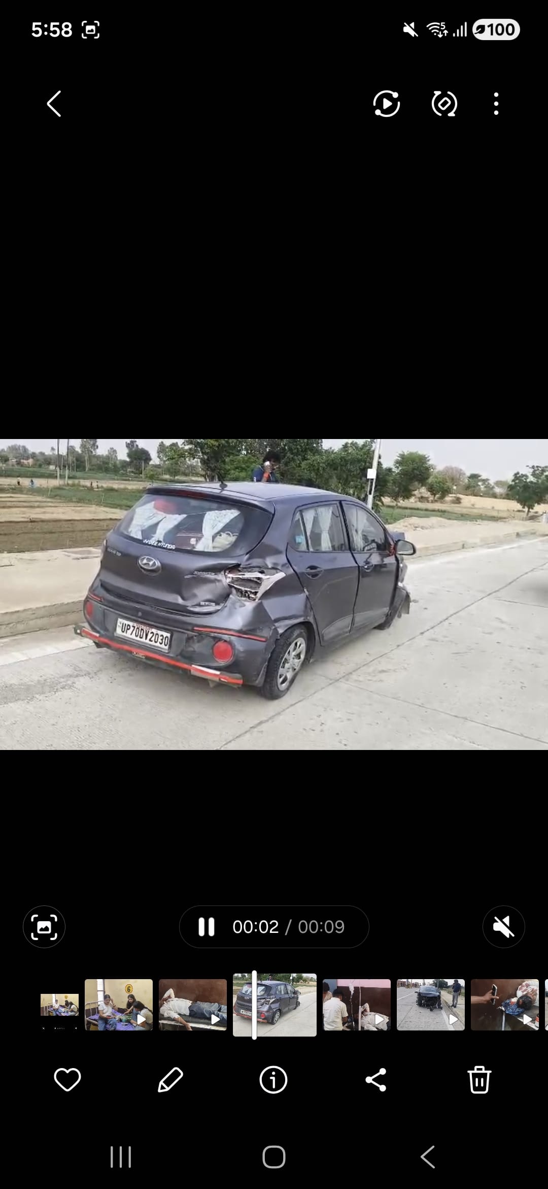 गंगा एक्सप्रेस-वे पर डहरपुर टोल प्लाजा के पास हुए हादसे में क्षतिग्रस्त कार। संवाद