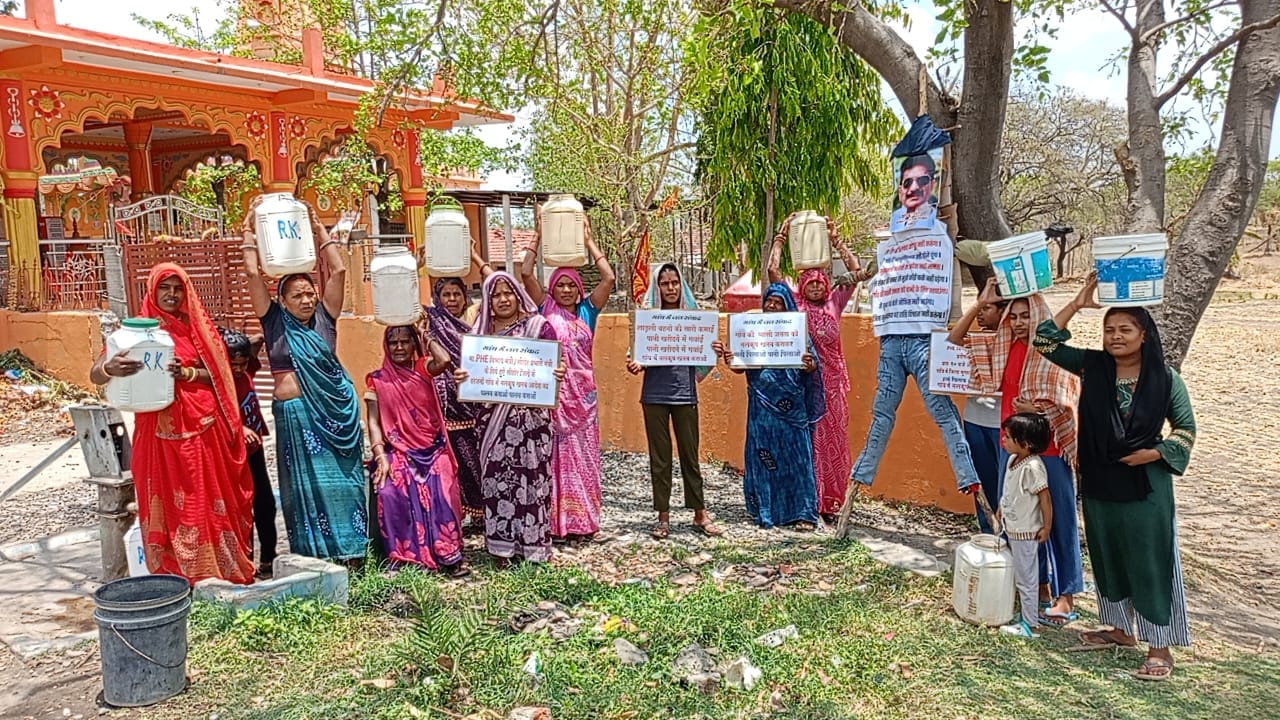 प्यास ने छीनी चैन, अब सड़कों पर उतरीं महिलाएं
