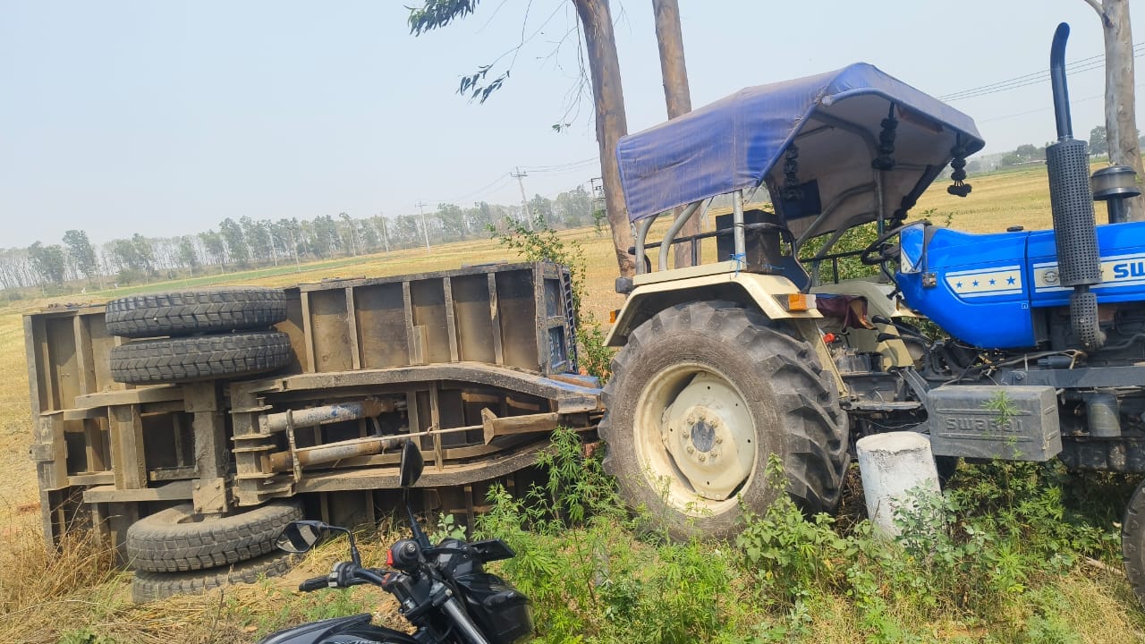 हादसे के बाद ईंट हटाता युवक। संवाद