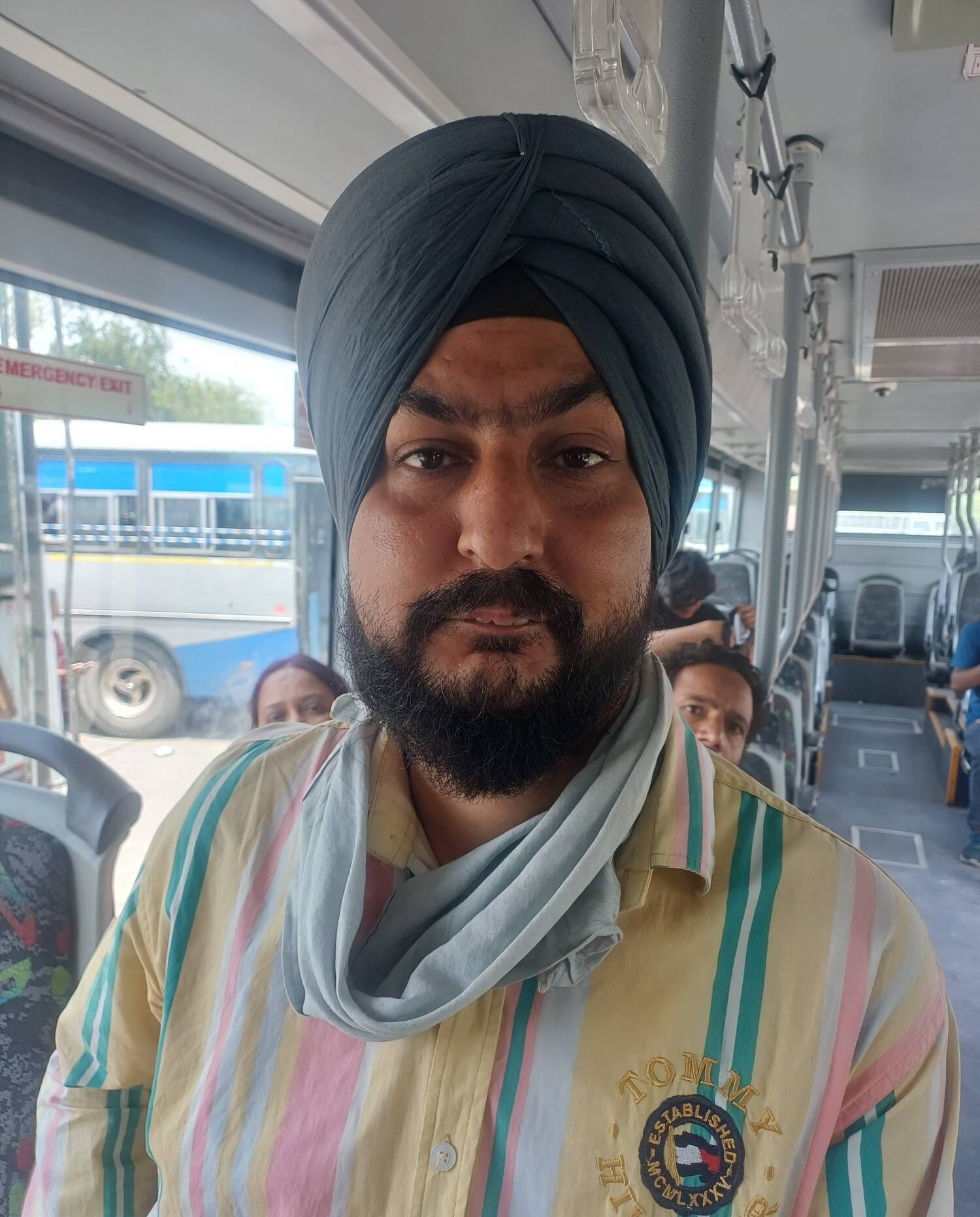 ई बस में यात्रा करते यात्री। संवाद