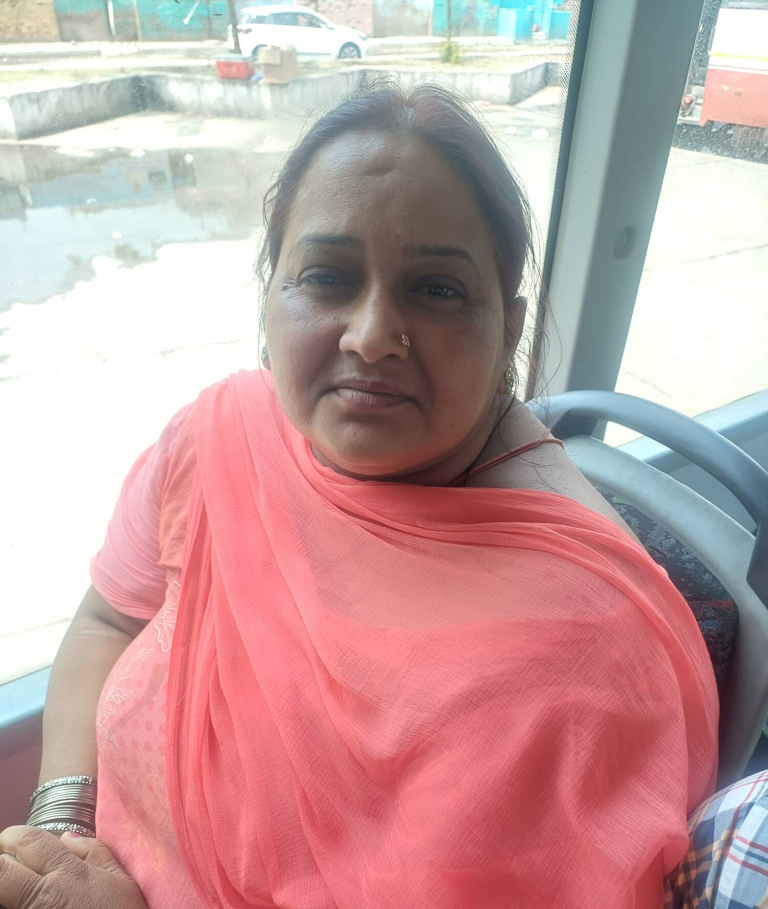ई बस में यात्रा करते यात्री। संवाद