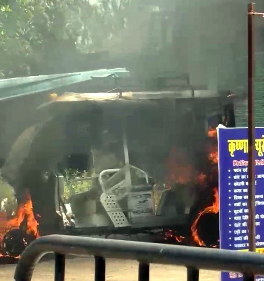 ई रिक्शा से निकलतीं लपटें। ई रिक्शा से निकलतीं लपटें।