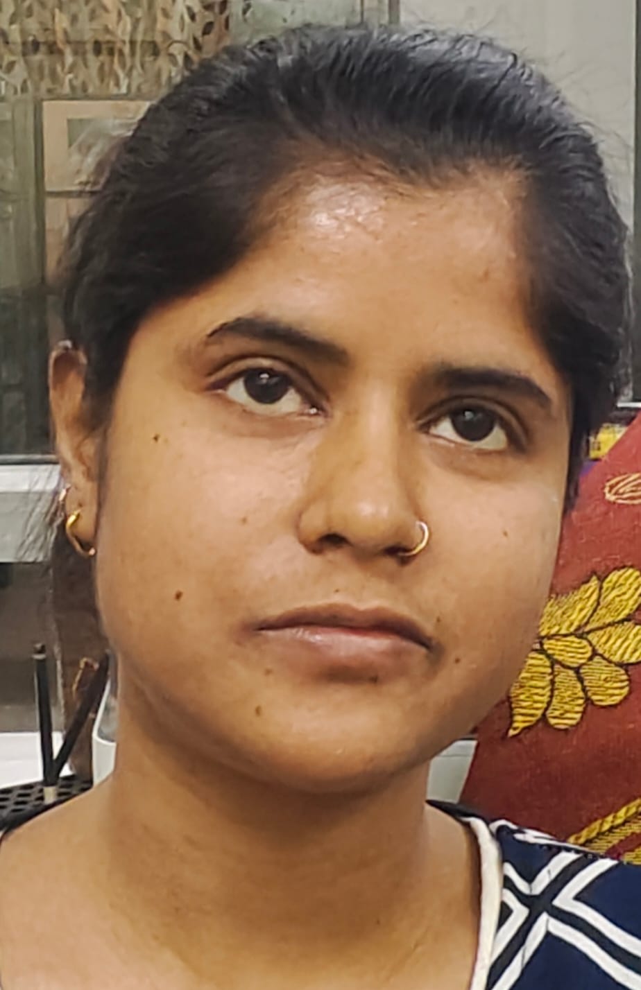 जिला पुस्तकालय में तैयारी करती छात्राएं: संवाद